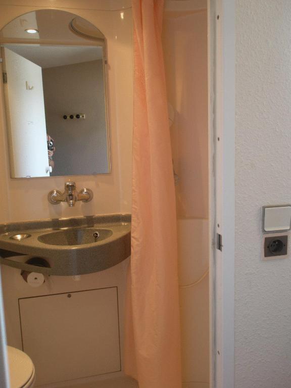 Hotel F1 Lyon Genay Massieux Habitación foto
